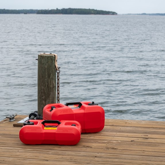 Scepter 20 Litre Jerry Can for Petrol transport to your boat (vent & spout).